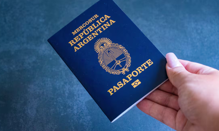 Con el acceso a 169 naciones, el documento argentino se posiciona en el selecto grupo de los pasaportes con mayor libertad de movimiento global. Con el acceso a 169 naciones, el documento argentino se posiciona en el selecto grupo de los pasaportes con mayor libertad de movimiento global.