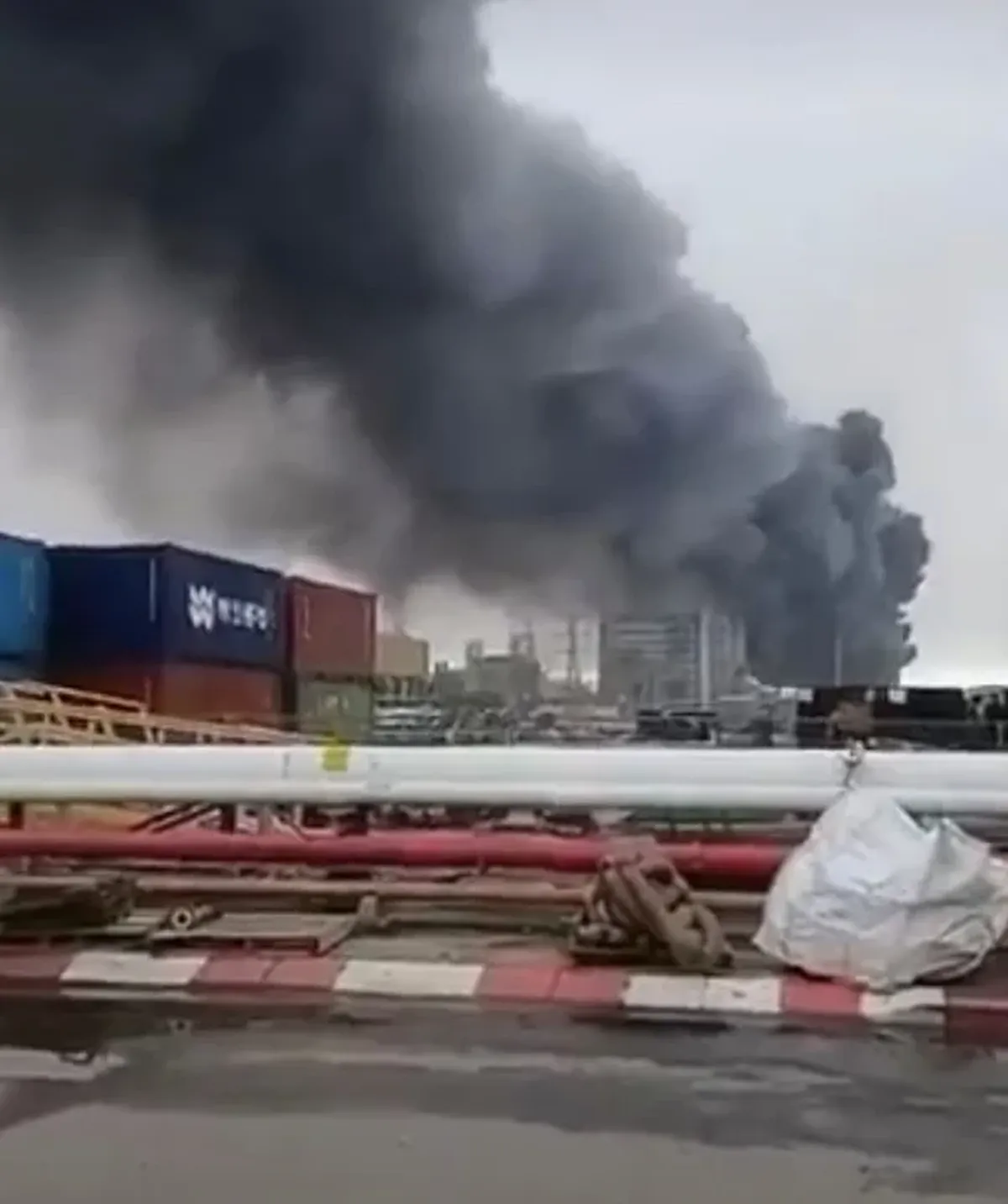 El impacto de restos de un misil en la zona industrial de Neot Hovav en Israel