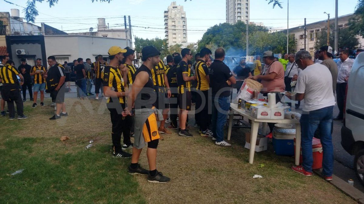 Los hinchas de Peñarol esperan en el Parque Garay de la ciudad de Santa Fe el comienzo del partido contra el Club Atlético Colón. 