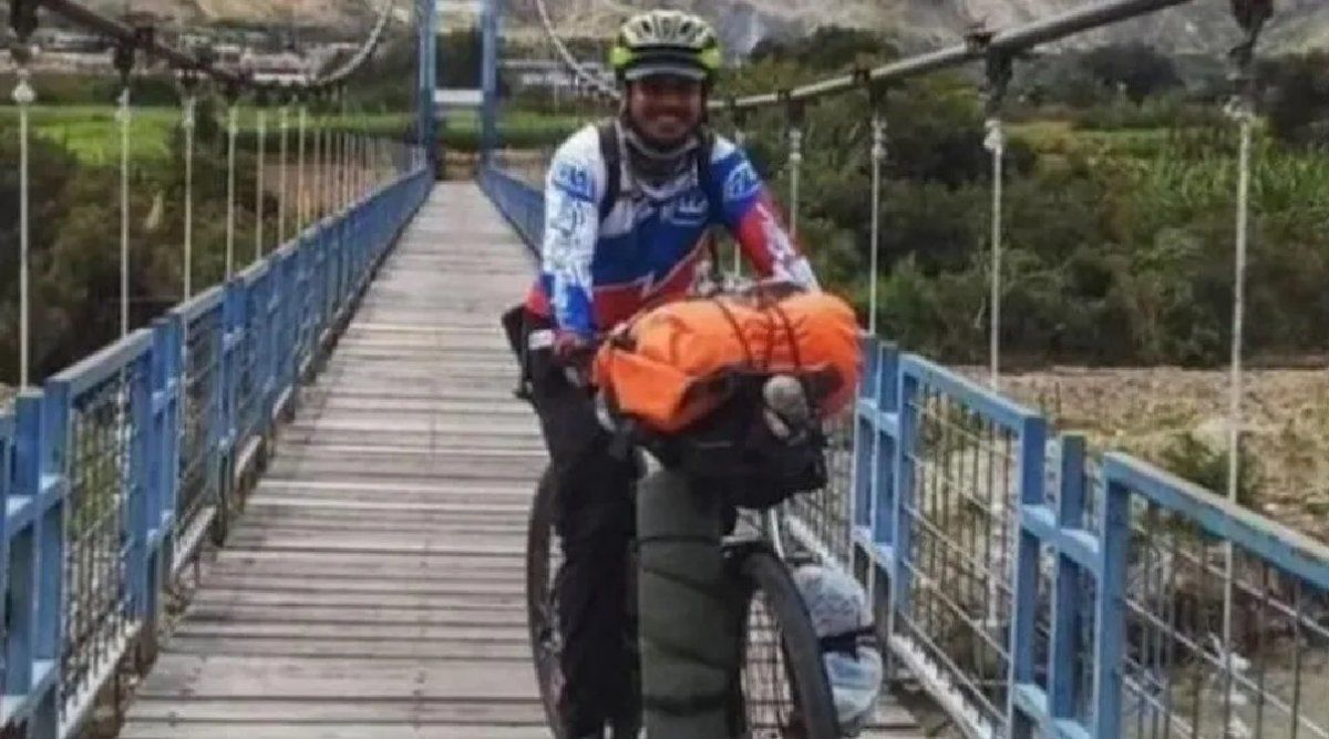 Mexicano vendió todas sus pertenencias y se viene en bici desde su país para conocer a su novia argentina