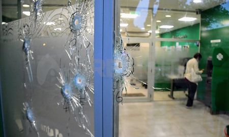 La sucursal recibió al menos nueve impactos de bala. La sucursal recibió al menos nueve impactos de bala.