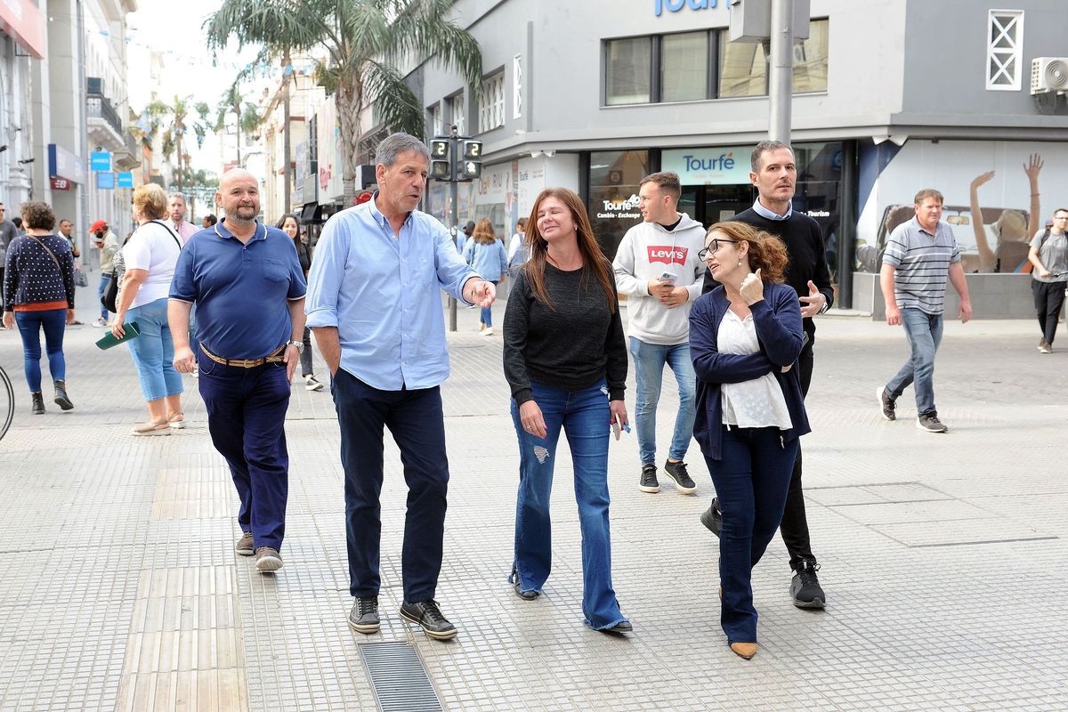 El intendente Emilio Jatón supervisó las tareas y dialogó con los comerciantes sobre los nuevos servicios que se pusieron en marcha.