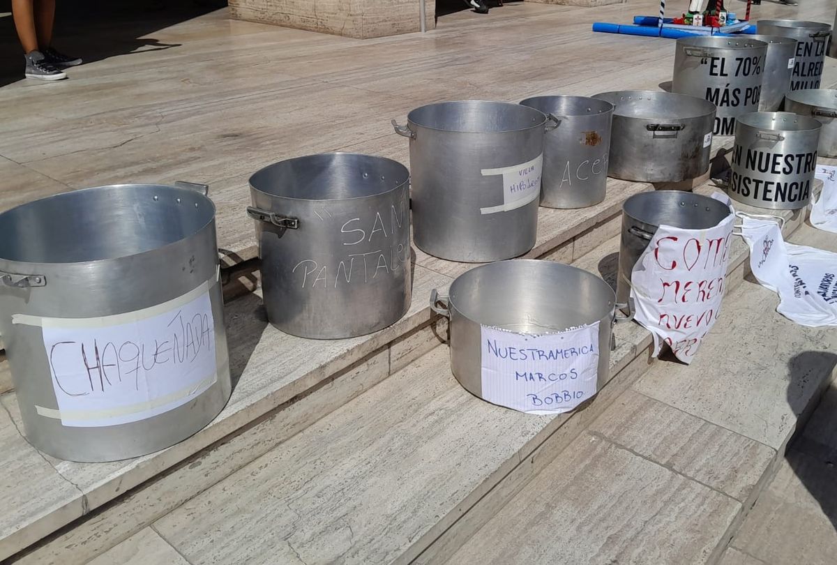 Las ollas tienen escritas los nombres de algunos barrios de la ciudad de Santa Fe, como la Chaqueñada y San Pantaleón. Las ollas tienen escritas los nombres de algunos barrios de la ciudad de Santa Fe, como la Chaqueñada y San Pantaleón.