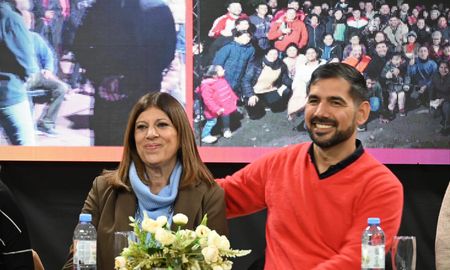 Clara García, referente del Partido Socialista en el frente Unidos para Cambiar Santa Fe, participó en forma activa de la campaña previa a las elecciones. Clara García, referente del Partido Socialista en el frente Unidos para Cambiar Santa Fe, participó en forma activa de la campaña previa a las elecciones.