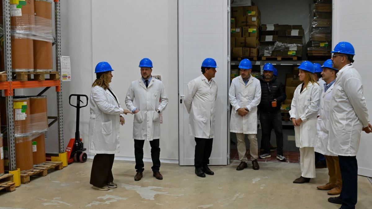 La Provincia proyecta aumentar este año un 26 % la producción de medicamentos y reforzar el abastecimiento del sistema público de salud frente a los recortes del Gobierno nacional. La Provincia proyecta aumentar este año un 26 % la producción de medicamentos y reforzar el abastecimiento del sistema público de salud frente a los recortes del Gobierno nacional.
