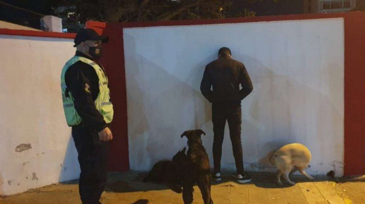 El mozo gastó mucho dinero en ropa y fue detenido.