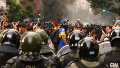 Hay 20 policías heridos tras ser atacados por los barrabravas en la marcha de los jubilados