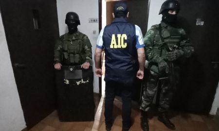 Los investigadores irrumpieron en el departamento del acusado el viernes por la mañana con un grupo de asalto.&nbsp;