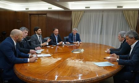 El gobernador, junto con los ministros de Economía, Pablo Olivares; de Desarrollo Productivo, Gustavo Puccini; y de Obras Públicas, Lisandro Enrico, se reunieron este jueves en Buenos Aires con el ministro de Economía de la Nación, Luis Caputo. El gobernador, junto con los ministros de Economía, Pablo Olivares; de Desarrollo Productivo, Gustavo Puccini; y de Obras Públicas, Lisandro Enrico, se reunieron este jueves en Buenos Aires con el ministro de Economía de la Nación, Luis Caputo.