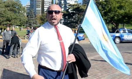 El hombre es conocido en Rosario por haber tenido otras conductas violentas durante marchas y manifestaciones. El hombre es conocido en Rosario por haber tenido otras conductas violentas durante marchas y manifestaciones.