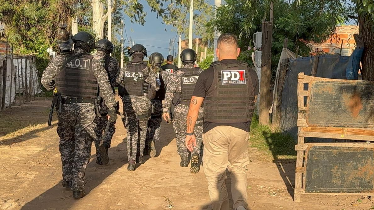 Fueron detenidas siete personas: cuatro hombres y tres mujeres. Fueron detenidas siete personas: cuatro hombres y tres mujeres.