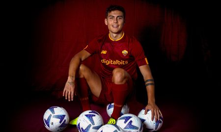 Paulo Dybala firmó contrato con el club romano hasta junio de 2025 y ya fue mostrado luciendo el número 21 que usará en la Serie A. Paulo Dybala firmó contrato con el club romano hasta junio de 2025 y ya fue mostrado luciendo el número 21 que usará en la Serie A.