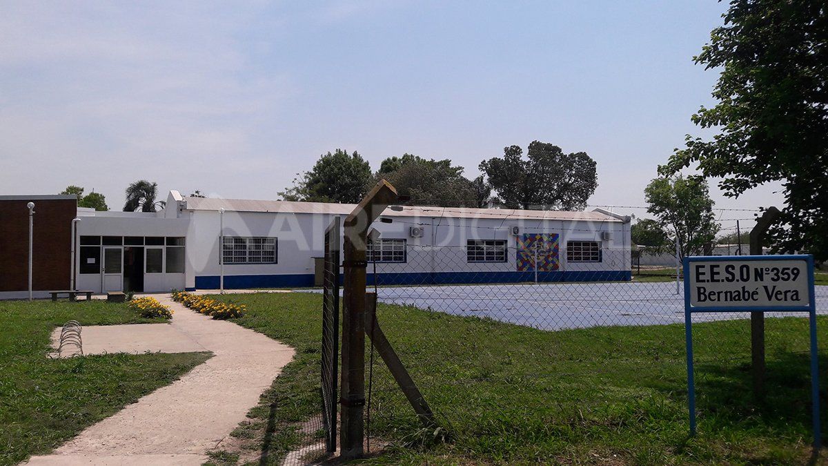 La escuela secundaria de Marcelino Escalada está ubicada a unos metros de la vieja estación de Ferrocarril y cuenta con dos patios descubiertos. 