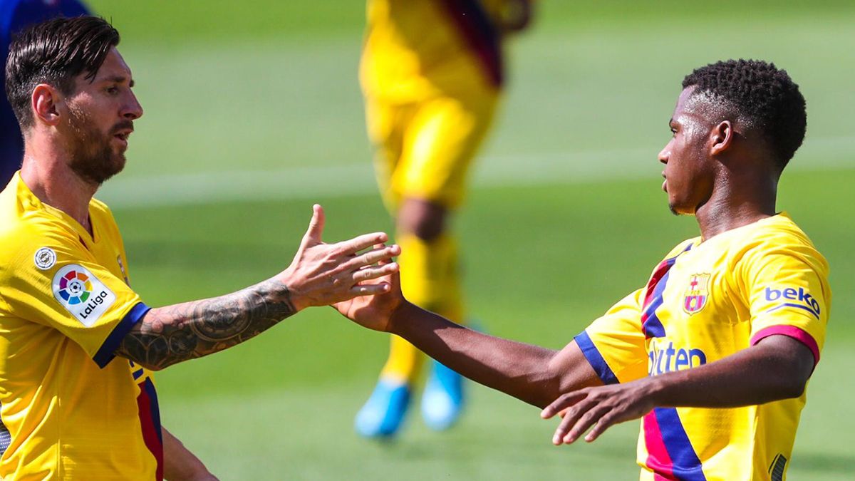 Lionel Messi saluda a Ansu Fati