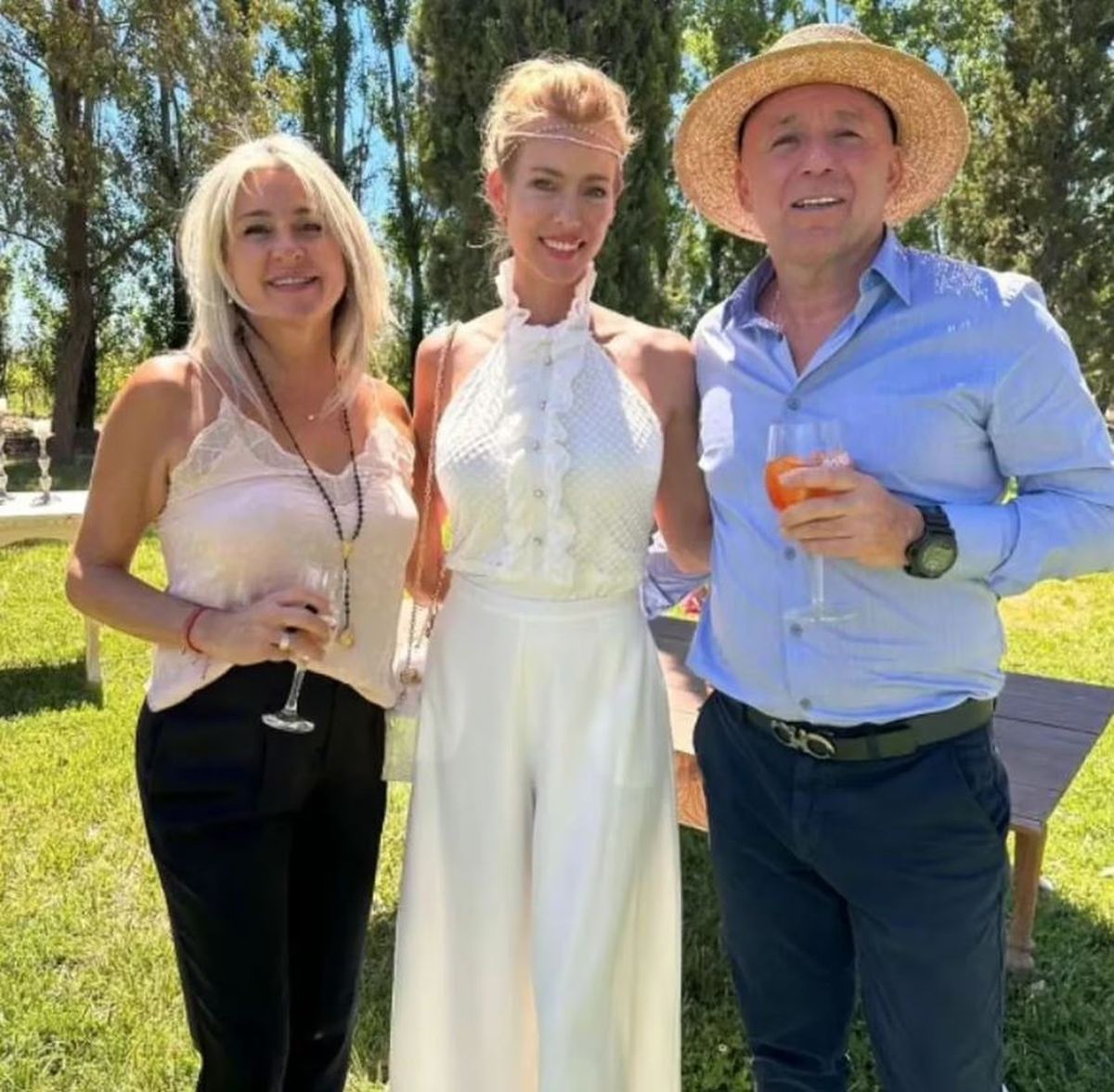 Nicole Neumann deslumbró con su look de novia. Nicole Neumann deslumbró con su look de novia.