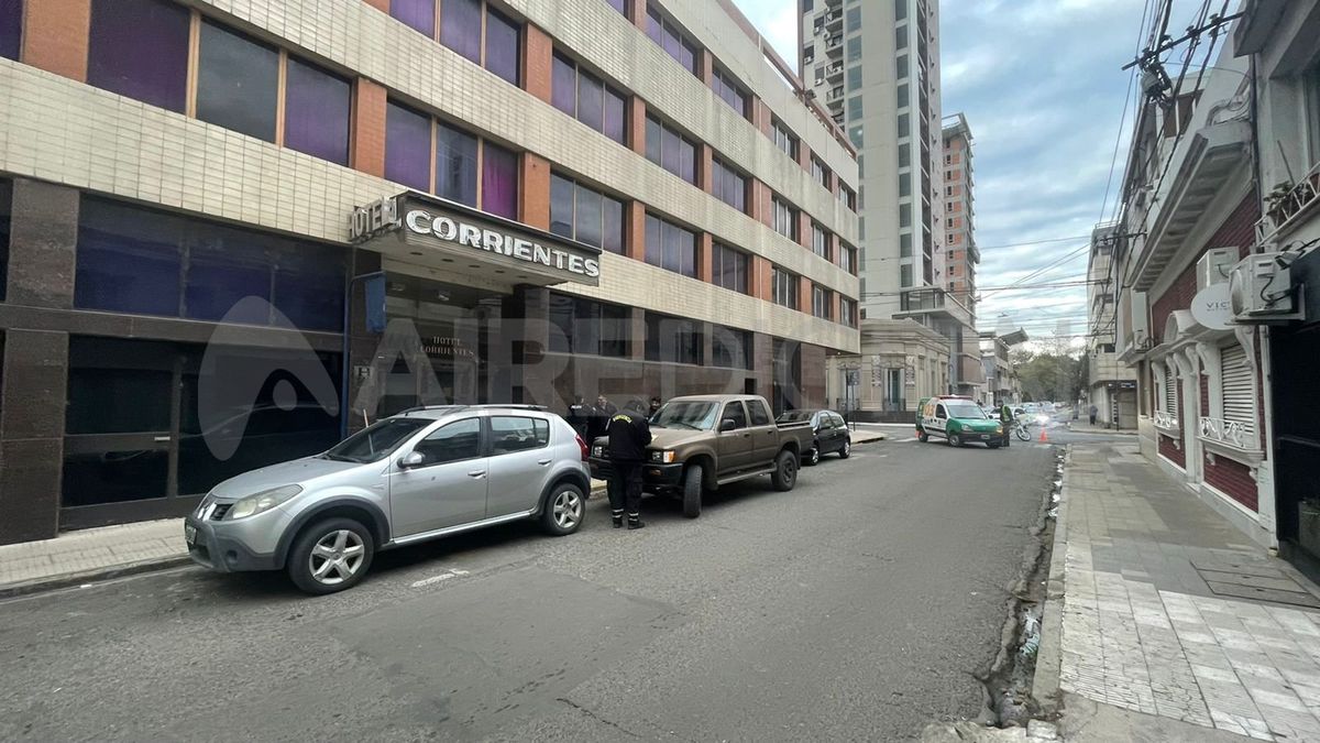 Un móvil del Cobem cortó el tránsito en la esquina de Corrientes y 25 de Mayo mientras se llevó a cabo el operativo.