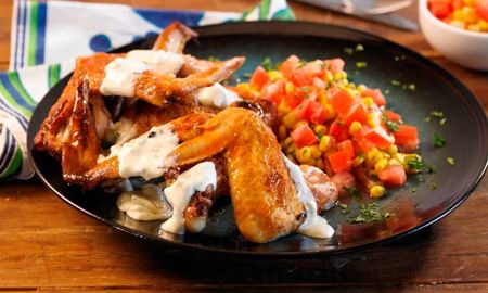 Alitas de pollo con salsa de queso azul, by Maru Botana. Alitas de pollo con salsa de queso azul, by Maru Botana.