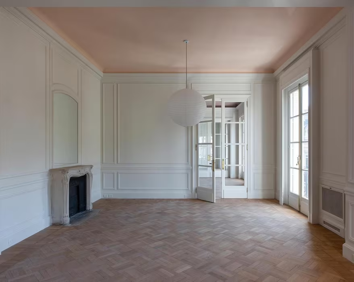 Dentro del departamento hay tres chimeneas ubicadas en diferentes habitaciones.