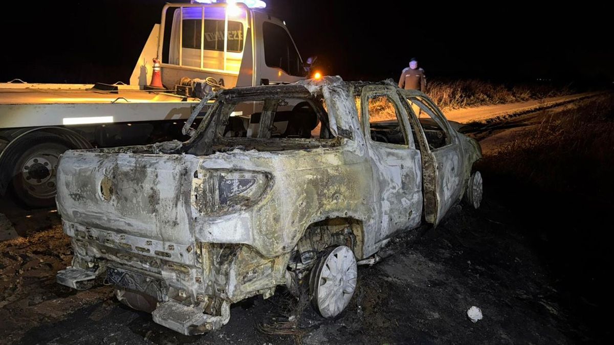 Los narcos se dieron a la fuga en los tres vehículos, uno de los cuales es una camioneta que fue prendida fuego. Los narcos se dieron a la fuga en los tres vehículos, uno de los cuales es una camioneta que fue prendida fuego.