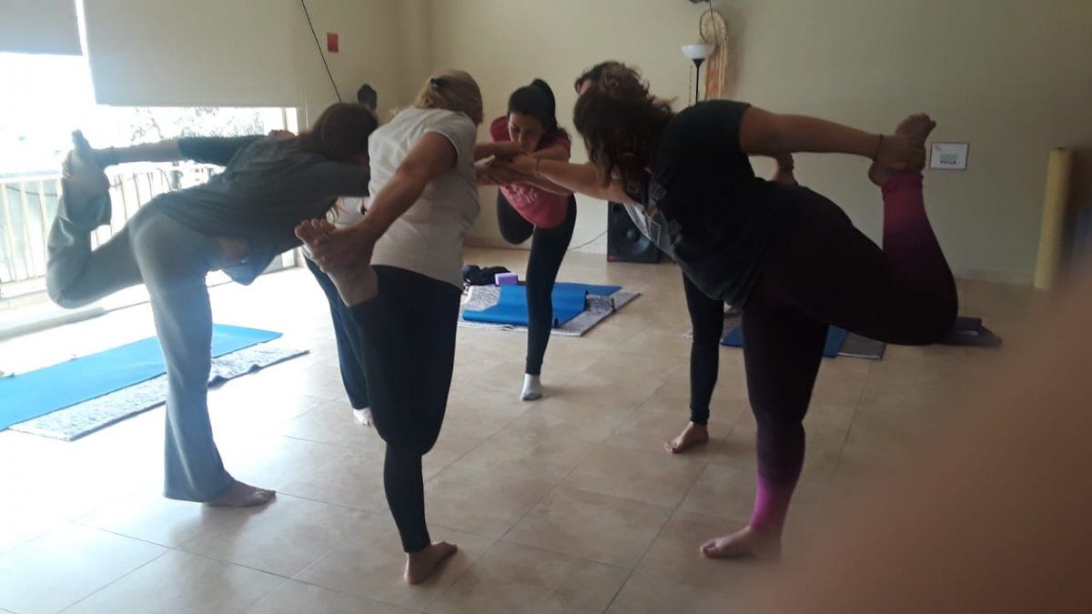 El yoga en otro momento, cuando el contacto físico era