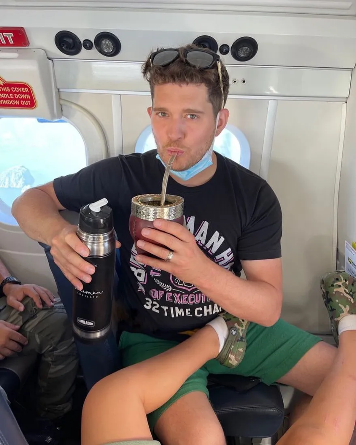 Michael Bublé tomando mate.
