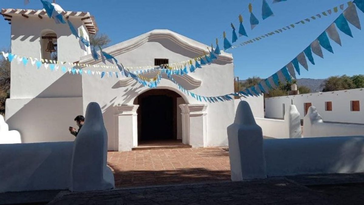 Escapada a la Ruta del Adobe en Catamarca, un circuito llena de historia, cultura y paisajes. Escapada a la Ruta del Adobe en Catamarca, un circuito llena de historia, cultura y paisajes.