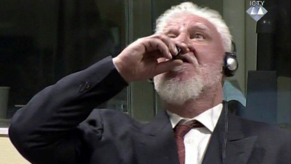 Crímenes de guerra en la ex Yugoslavia: Slobodan Praljak toma veneno al escuchar su condena