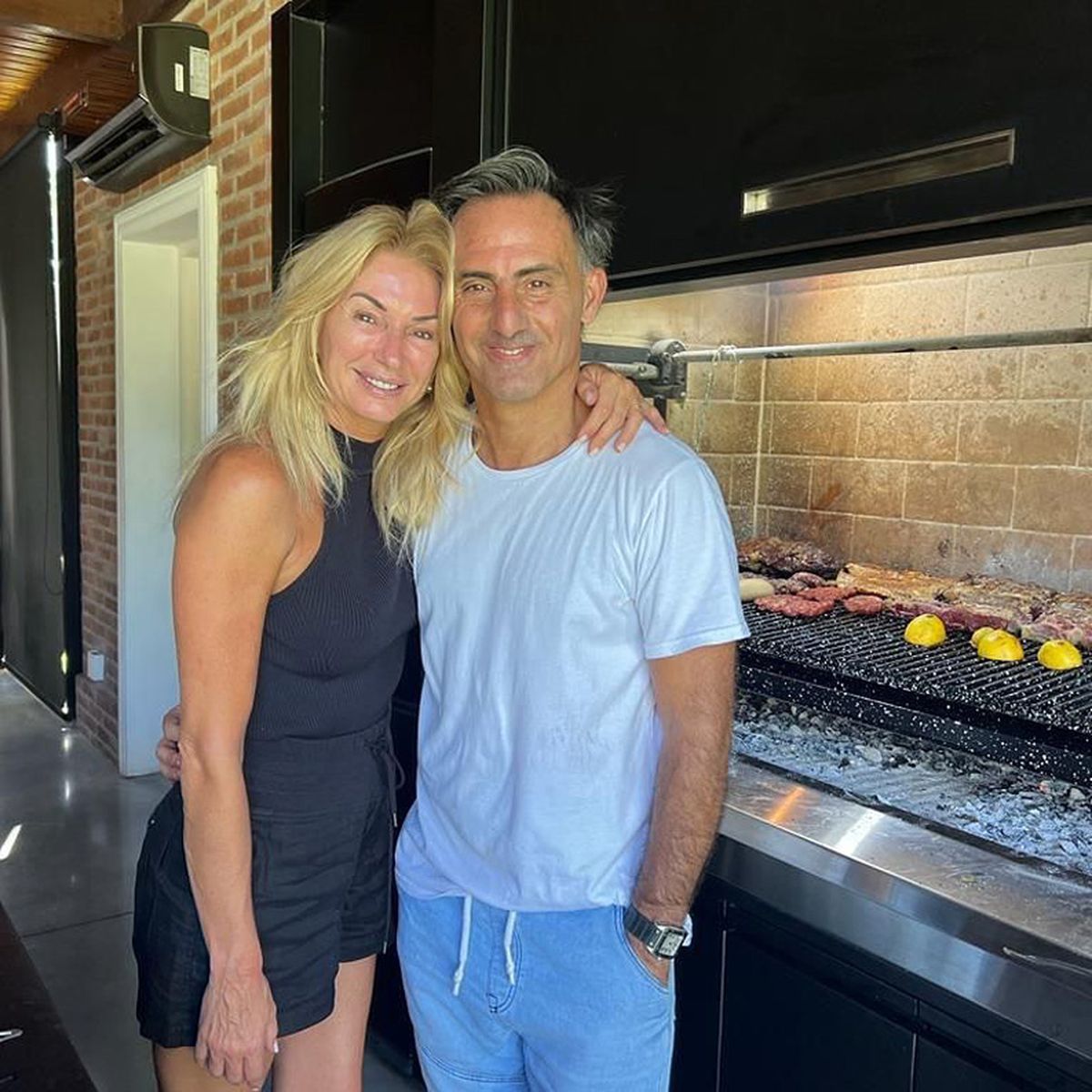 Diego y Yanina Latorre tienen una lujosa casa en un barrio privado de Pilar.