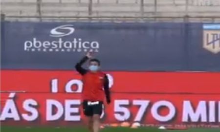 El Pulga Rodríguez, el único jugador que hizo la entrada en calor con barbijo El Pulga Rodríguez, el único jugador que hizo la entrada en calor con barbijo