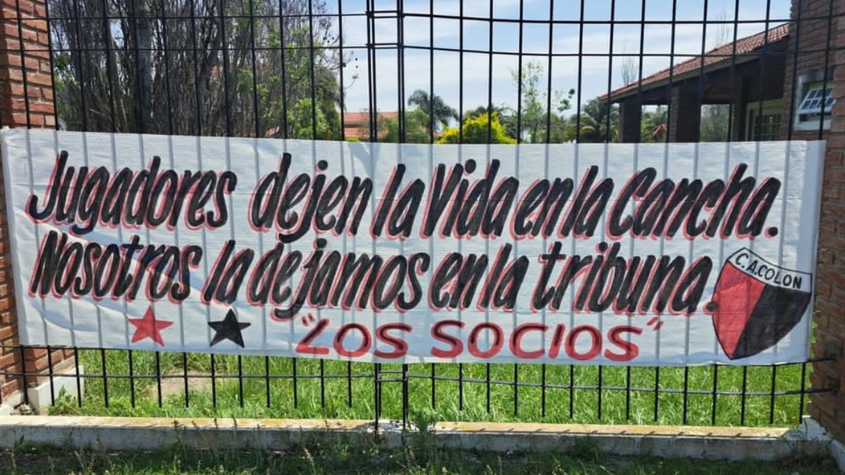 Hinchas de Colón colgaron una bandera en apoyo al plantel de Israel Damonte. Hinchas de Colón colgaron una bandera en apoyo al plantel de Israel Damonte.