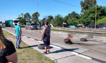 Vecinos de Villa Centenario interrumpen parcialmente la circulación sobre la Avenida Mar Argentino. Vecinos de Villa Centenario interrumpen parcialmente la circulación sobre la Avenida Mar Argentino.