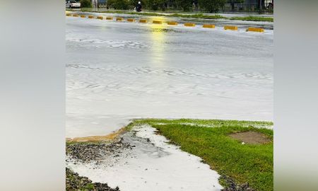 A la altura del 8800, avenida Blas Parera se llenó de agua con espuma, en medio de las intensas lluvias que se presentaron en la jornada del jueves. A la altura del 8800, avenida Blas Parera se llenó de agua con espuma, en medio de las intensas lluvias que se presentaron en la jornada del jueves.