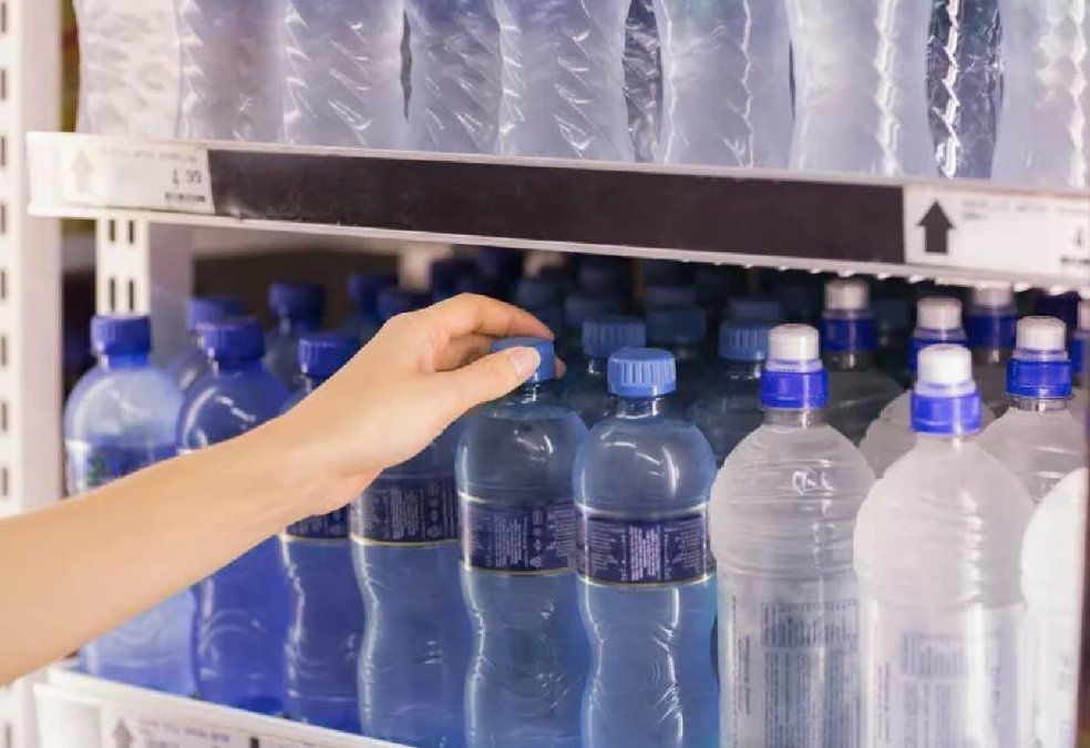 Científicos afirman que consumir agua embotellada tiene un impacto 1400 veces mayor para el ecosistema que la de grifo