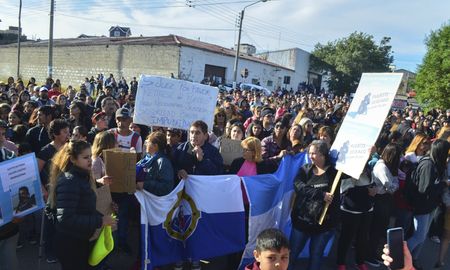 cientos de vecinos reclamaron el esclarecimiento del crimen y cuestionaron al juez cientos de vecinos reclamaron el esclarecimiento del crimen y cuestionaron al juez