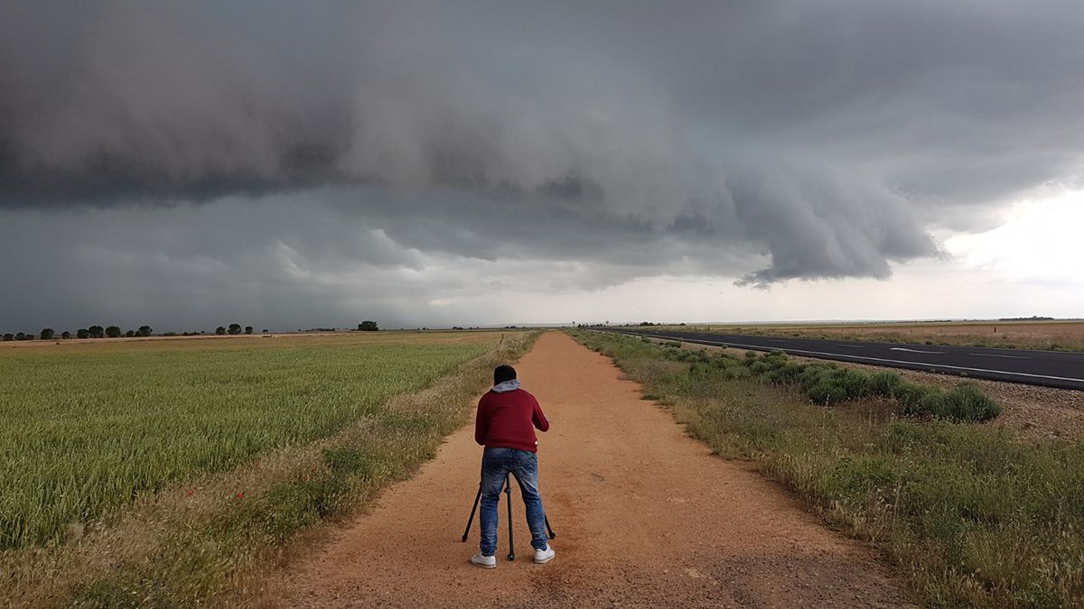 David Mancebo es malagueño y tiene 33 años. Desde hace 14 años se dedica a cazar tormentas y colabora con el servicio meteorológico de su país.