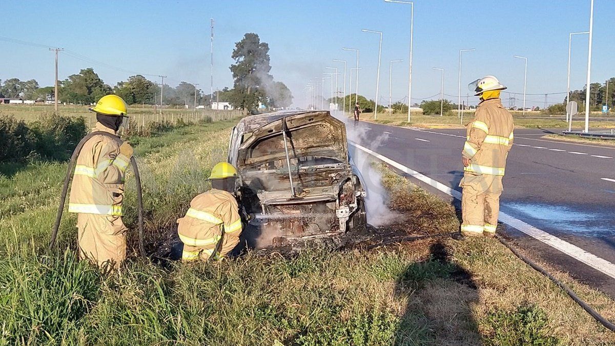 Los bomberos de San Agustín acudieron al lugar para apagar las llamas.