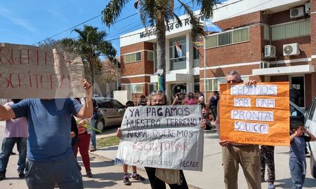 Los vecinos se concentraron a partir de las 11 y empezaron a reclamar. Los vecinos se concentraron a partir de las 11 y empezaron a reclamar.