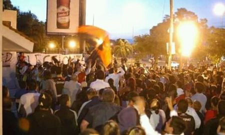 Los hinchas de Colón se agolpan en inmediaciones de la sede social ubicada en la Avenida Juan José Paso. Los hinchas de Colón se agolpan en inmediaciones de la sede social ubicada en la Avenida Juan José Paso.