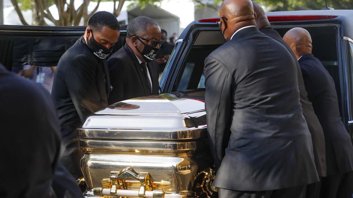 George Floyd fue enterrado en un féretro dorado, tras haber sido homenajeado por quienes protestan contra el racismo.