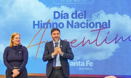 El gobernador Maximiliano Pullaroencabezó este lunes la presentación de una producción audiovisual del Himno Nacional Argentinointerpretado en Lengua de Señas Argentina (LSA). El gobernador Maximiliano Pullaroencabezó este lunes la presentación de una producción audiovisual del Himno Nacional Argentinointerpretado en Lengua de Señas Argentina (LSA).