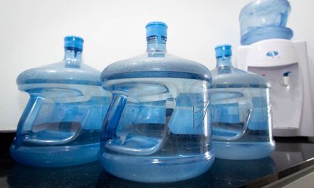 En las ciudades de Santa Fe y Paraná aumentaron las consultas y los pedidos para adquirir agua mineralizada envasada. En las ciudades de Santa Fe y Paraná aumentaron las consultas y los pedidos para adquirir agua mineralizada envasada.