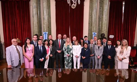 Los senadores electos para el período 2025-2031 juraron este viernes por sus bancas antes de asumir el próximo 10 de diciembre. Los senadores electos para el período 2025-2031 juraron este viernes por sus bancas antes de asumir el próximo 10 de diciembre.