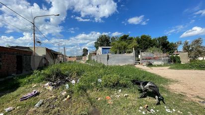 Vecinos de barrio Atilio Rosso reclaman por falta de iluminación y una pérdida de agua que afecta a las familias