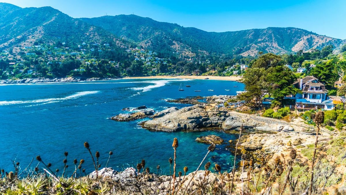 El histórico sendero peatonal que une Zapallar con el vecino balneario de Cachagua es uno de los paseos favoritos de los turistas para observar la fauna marina y las formaciones rocosas locales.
