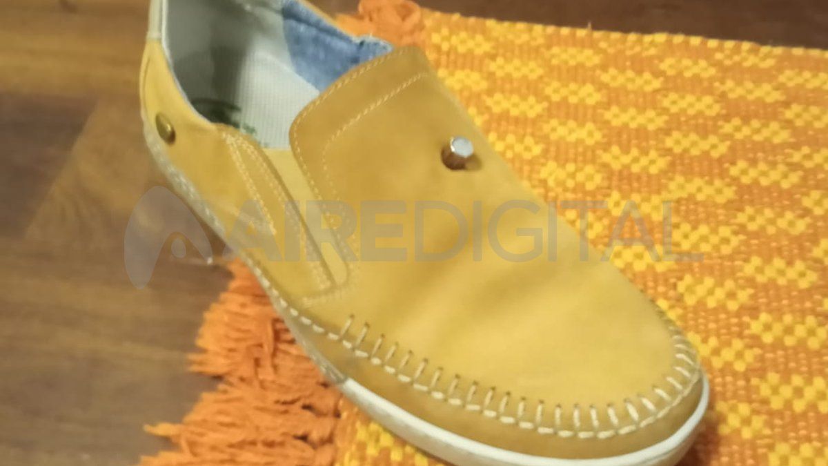 Así quedó el zapato del pie derecho que tenía puesto Mauro en el momento en que cayó el proyectil.