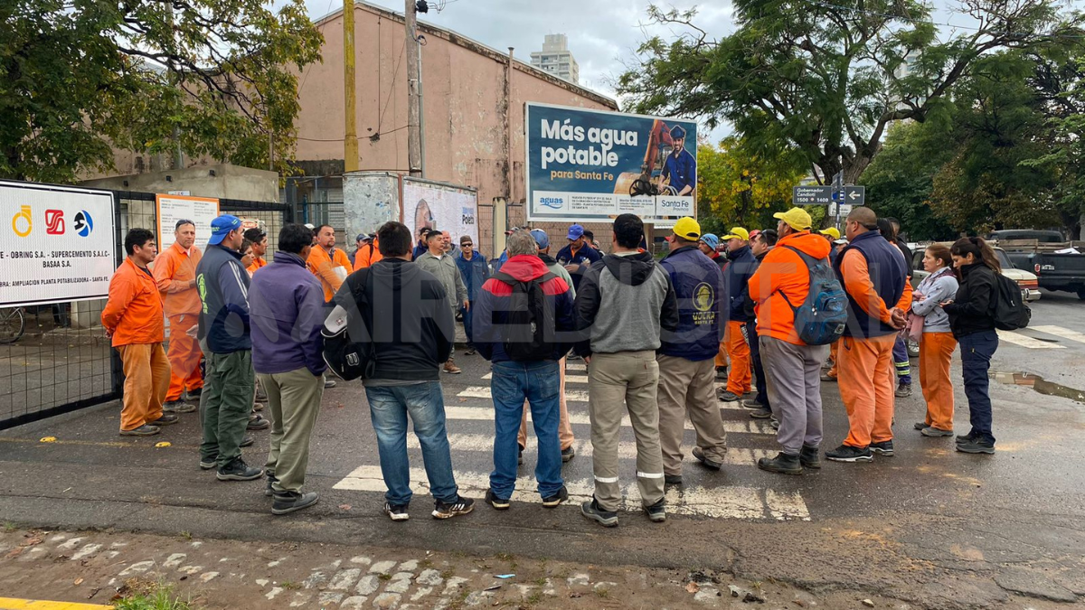 Un grupo de 30 trabajadores fueron suspendidos por la empresa que lleva adelante las reformas de la planta potabilizadora de ASSA.