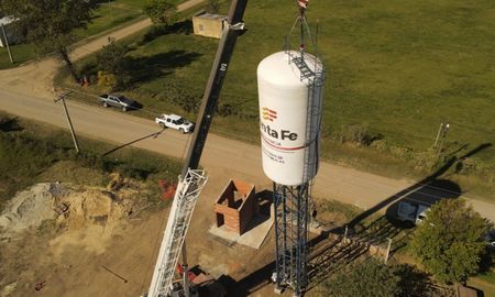 Los trabajos para la primera etapa superan el 80 % de avance, buscando mejorar el acceso al agua potable por parte de más de mil vecinos. El Gobierno Provincial invierte más de $ 2.500 millones. Los trabajos para la primera etapa superan el 80 % de avance, buscando mejorar el acceso al agua potable por parte de más de mil vecinos. El Gobierno Provincial invierte más de $ 2.500 millones.