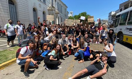 Personal educativo de la escuela Almirante Brown de la ciudad de Santa Fe, se manifestó en rechazo de una medida del Ministerio de Educación que comenzará a regir desde el mes de diciembre. Personal educativo de la escuela Almirante Brown de la ciudad de Santa Fe, se manifestó en rechazo de una medida del Ministerio de Educación que comenzará a regir desde el mes de diciembre.
