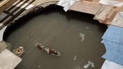 altText(Dramático socavón en Santa Fe: cedió el piso de una vivienda y una familia cayó al agua)}