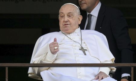 El papa Francisco fue dado de alta y saludo a sus fieles desde el hospital. El papa Francisco fue dado de alta y saludo a sus fieles desde el hospital.